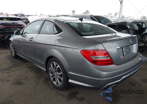 2013 Mercedes-Benz C 250 z USA, uszkodzony, nr VIN WDDGJ4HB7DG068579